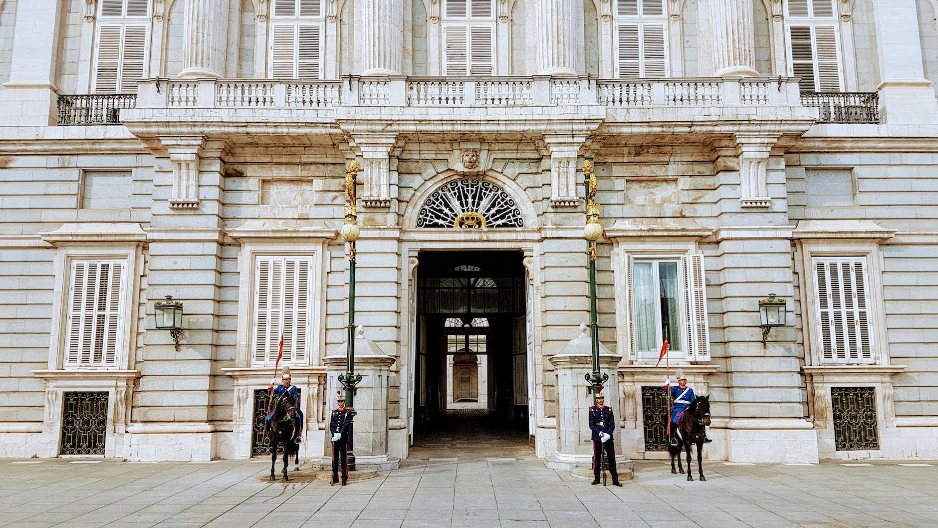 Entrada al Palacio Real de Madrid, donde se accede al Jardín Secreto de Carlos III