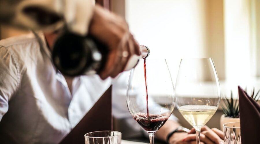 Cómo evalúan y califican los vinos los expertos catadores