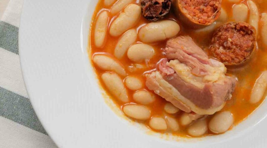 Fabada asturiana: ingredientes, cómo se hace y orígenes